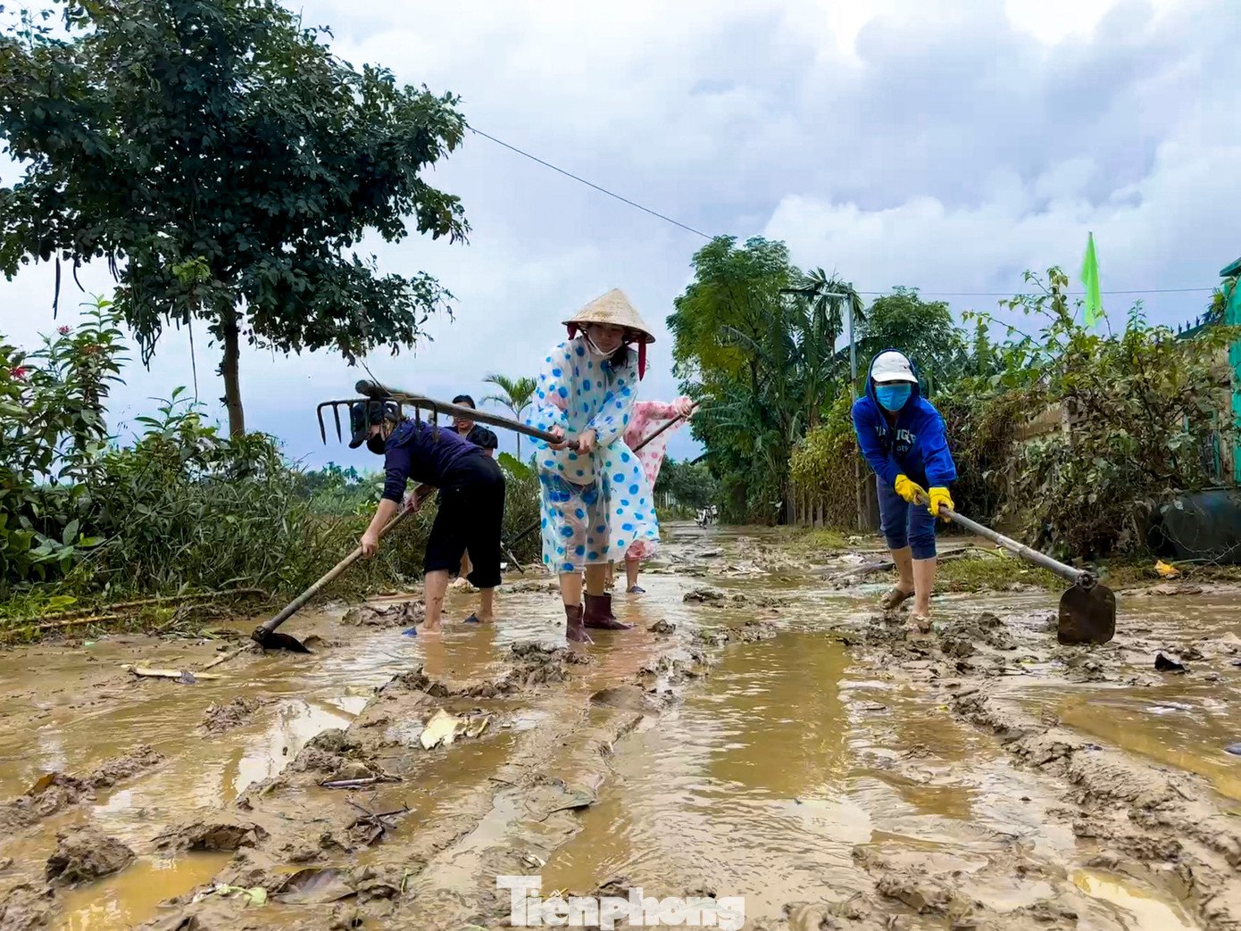 Ngay từ sáng sớm, hàng chục giáo viên cùng lực lượng quân đội, dân quân trên địa bàn đã có mặt để dọn dẹp.