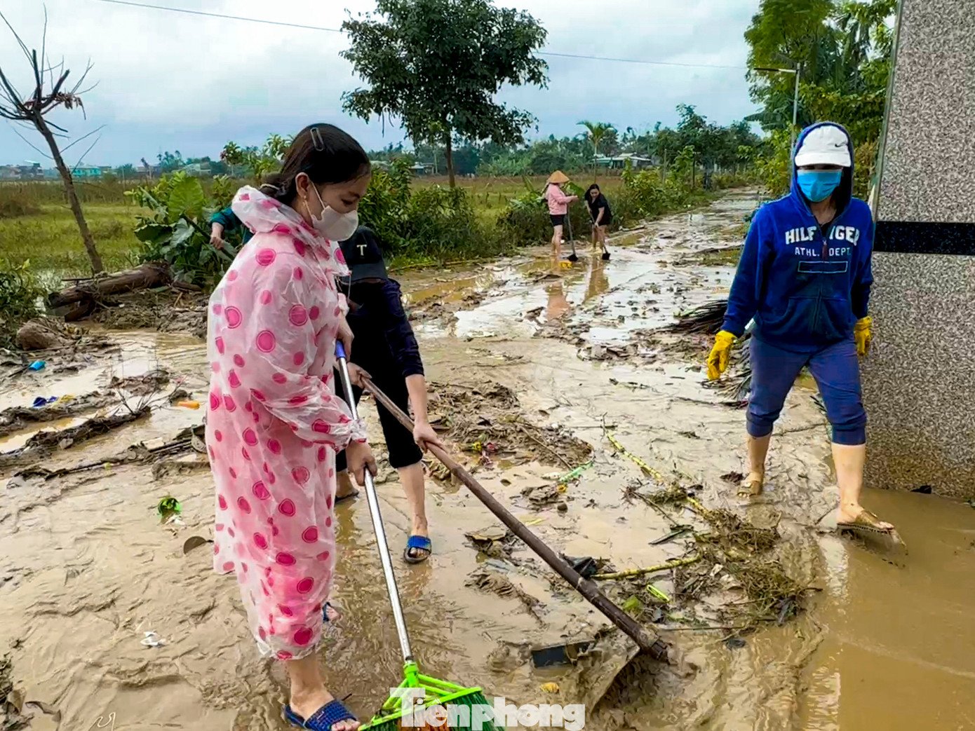 Ngay từ sáng sớm, hàng chục giáo viên cùng lực lượng quân đội, dân quân trên địa bàn đã có mặt để dọn dẹp.