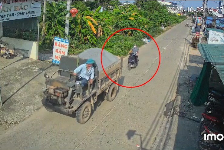 Clip: Đi đường “đầu để trên mây”, người đi xe máy lao thẳng vào đuôi công nông