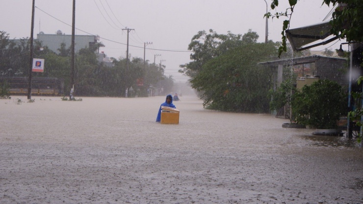 Mưa xối xả trở lại, lũ lên báo động 3 ở Huế - Đà Nẵng - 1