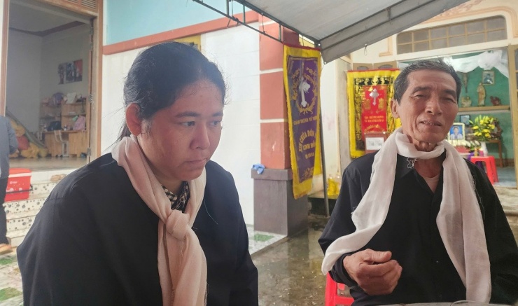 Chị Cao Thị Thơm, cùng bố đẻ là ông Cao Văn Ninh trước bàn thờ của 3 đứa trẻ.