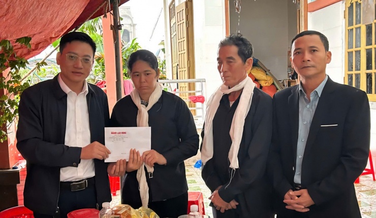 Những tấm lòng hảo tâm đầu tiên đã kịp đến với gia đình chị Thơm.