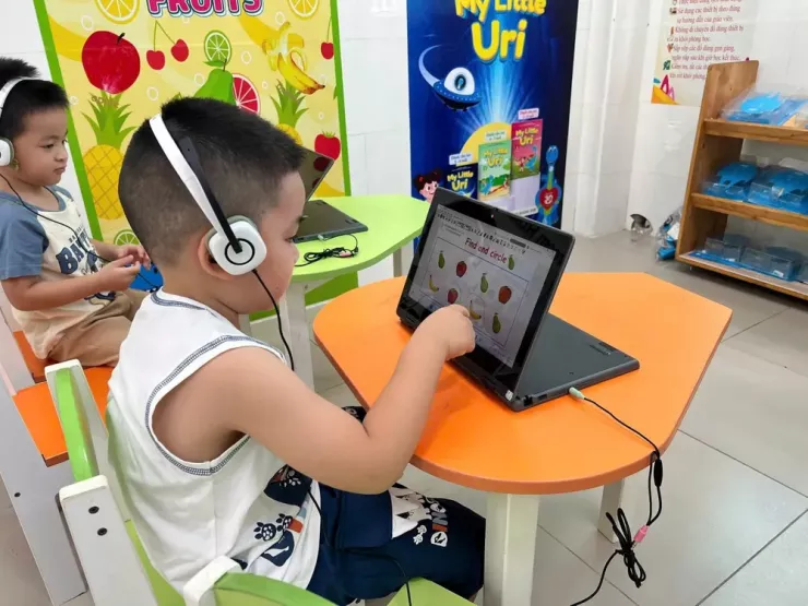 Một giờ học tiếng Anh của các bé Trường Mầm non Tân Phong, TP.HCM. Ảnh: BH