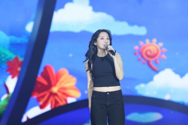 Ca sĩ Bảo Anh mặc trang phục đời thường lên sân khấu lớn gây tranh cãi. Ảnh: Tư liệu