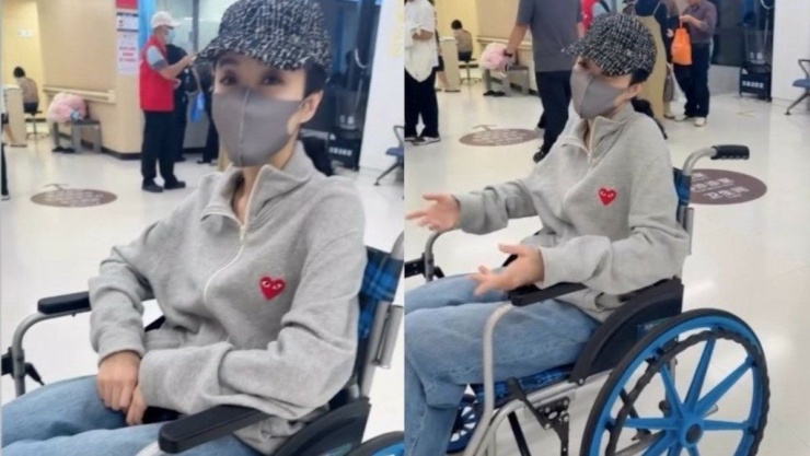 Nữ diễn viên ngồi xe lăn ở bệnh viện.