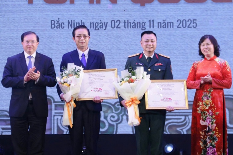 Đại diện Nhà hát Chèo Quân đội, Nhà hát Chèo Bắc Ninh nhận huy chương Vàng cho hai vở diễn Nguyễn Văn Cừ - Tuổi trẻ chí lớn và Thiên mệnh.