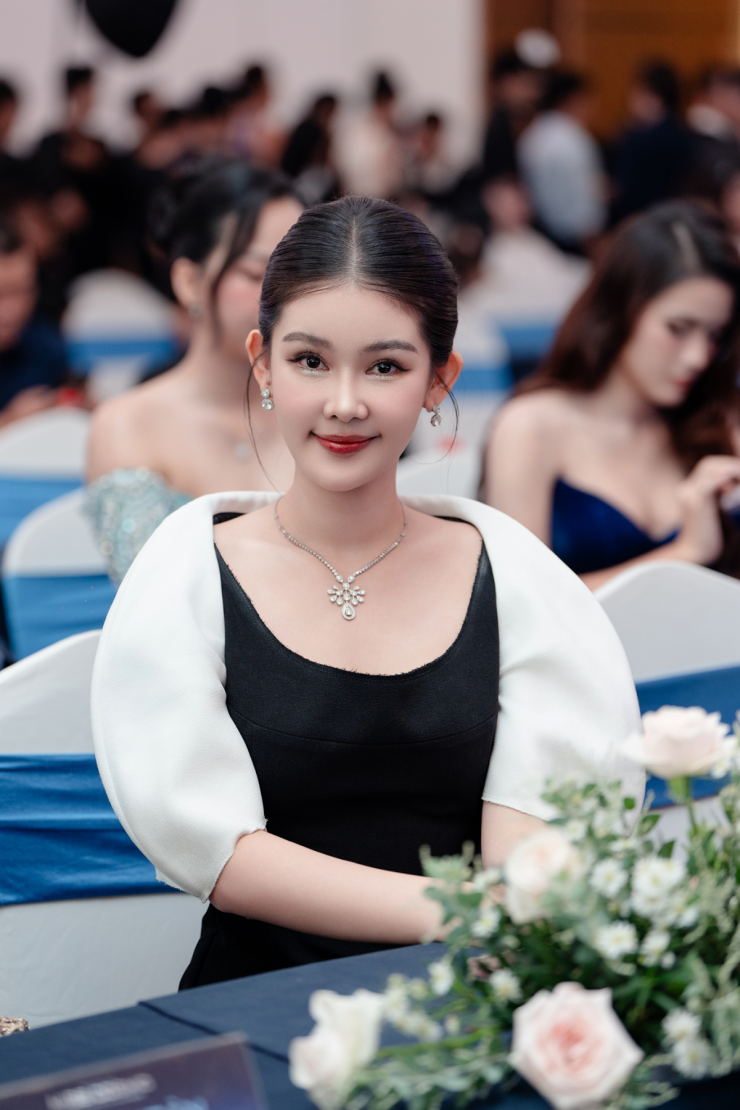 Ngoài Lý Nhã Kỳ, Hội đồng Giám khảo của mùa giải đầu tiên của Miss Cosmo TP HCM còn có: Hoa hậu Đại dương Việt Nam 2017 Lê Âu Ngân Anh, Hoa hậu Toàn Cầu 2025 Nguyễn Đình Như Vân và doanh nhân Nguyễn Lê Lâm Ngân.