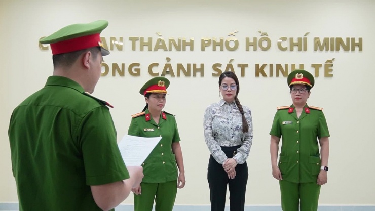 Công an đọc lệnh bắt Trương Ngọc Ánh. Nguồn: C.A.