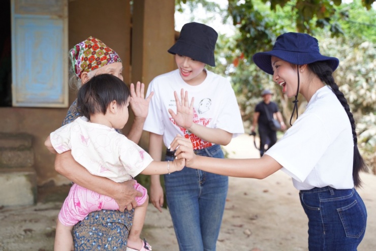 Hà Trúc Linh (phải) thăm hỏi, trao quà động viên tinh thần người Thái Nguyên hứng chịu bão lũ, hồi giữa tháng 10.