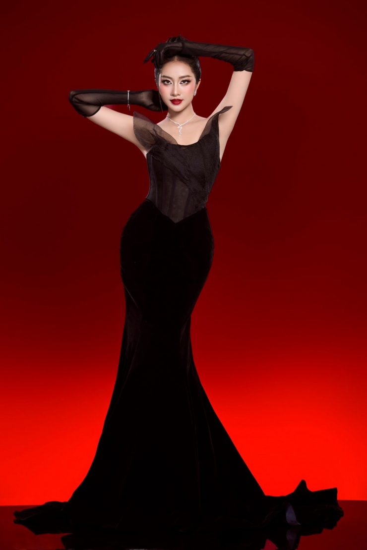 Hà Trúc Linh thực hiện bộ ảnh với đầm dạ hội dịp đón tuổi mới, ngày 2/11.