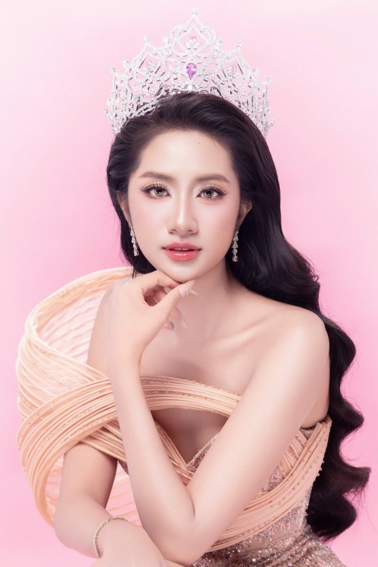 Hà Trúc Linh được nhận xét có gương mặt sáng, chiều cao 1,72 m, số đo hình thể lần lượt là 80-59-95 cm.