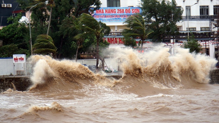 Bờ kè biển Đồ Sơn vỡ vụn sau nhiều cơn bão dữ - 9