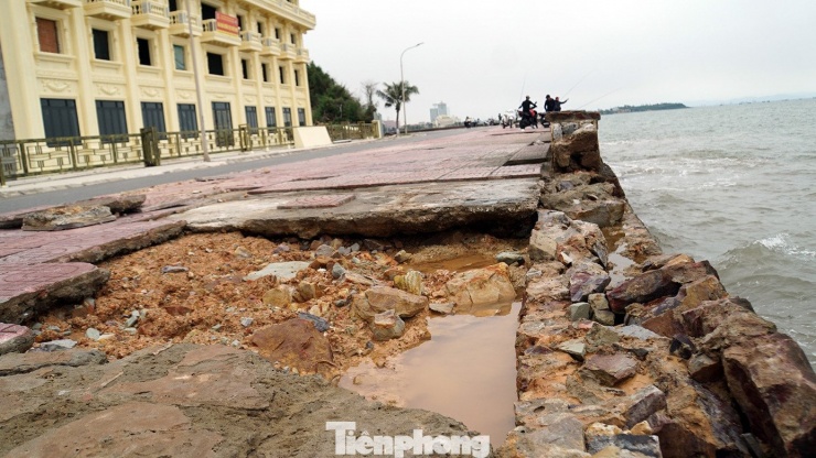 Bờ kè biển Đồ Sơn vỡ vụn sau nhiều cơn bão dữ - 14