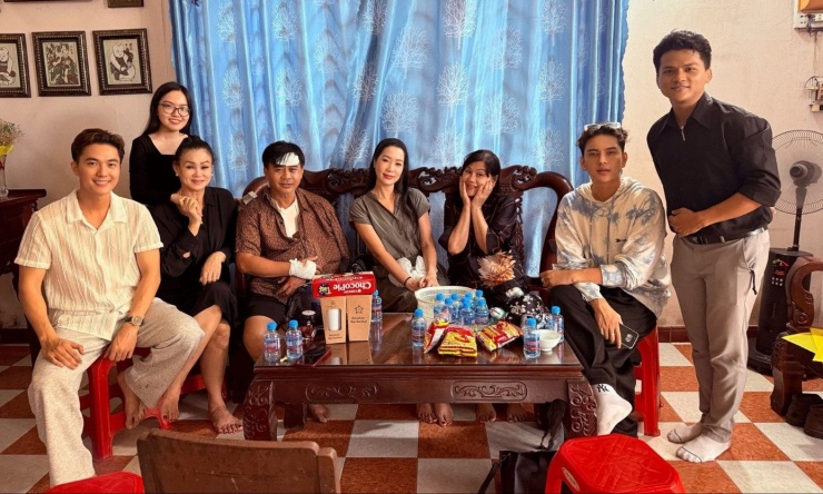 NSND Trịnh Kim Chi và đồng nghiệp tới thăm diễn viên Chánh Thuận.