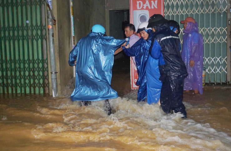 Nhiều người phải dìu nhau qua dòng nước xoáy