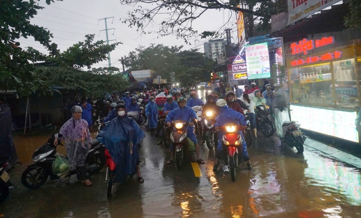 Giao thông ở đường Âu Cơ bị tê liệt cục bộ