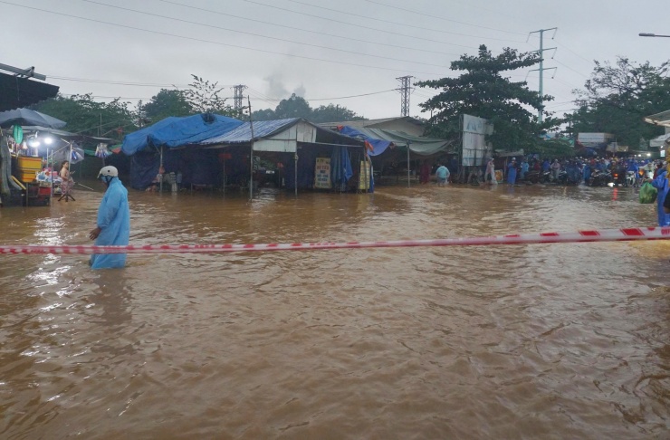 Lực lượng chức năng giăng dây, ngăn không cho đi qua chỗ ngập sâu
