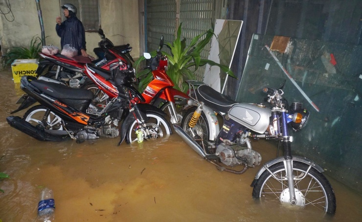 Nhiều xe chết máy, người dân để lại bên đường