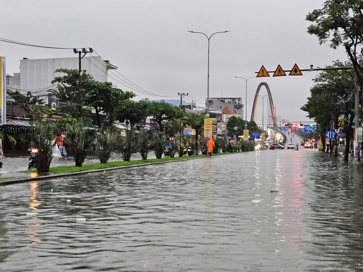 Khu vực đầu đường Tôn Đức Thắng ngập nặng, phương tiện không thể lưu thông