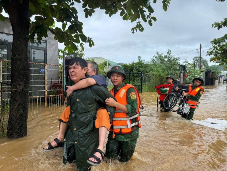 Đà Nẵng sạt lở kinh hoàng, đất tràn vào nhà dân lúc nửa đêm - 5