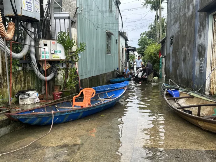 Xóm Cồn Thị ngập, người dân di chuyển bằng ghe. Ảnh: TN