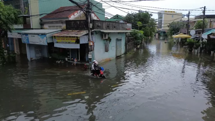Mưa suốt đêm, nhiều khu vực ở Đà Nẵng ngập sâu - 6