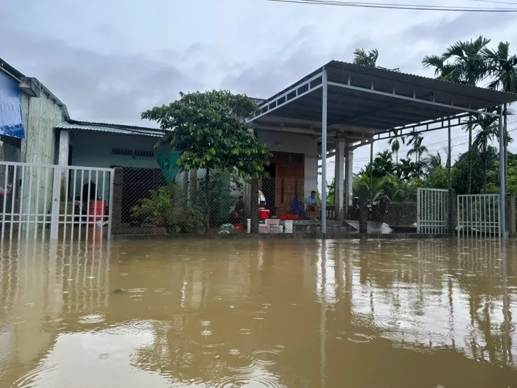 Mưa suốt đêm, nhiều khu vực ở Đà Nẵng ngập sâu - 15