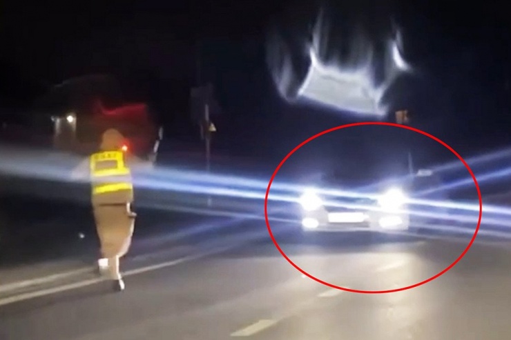 Khi phát hiện tổ CSGT, tài xế đã điều khiển ô tô đi lùi. Ảnh chụp màn hình