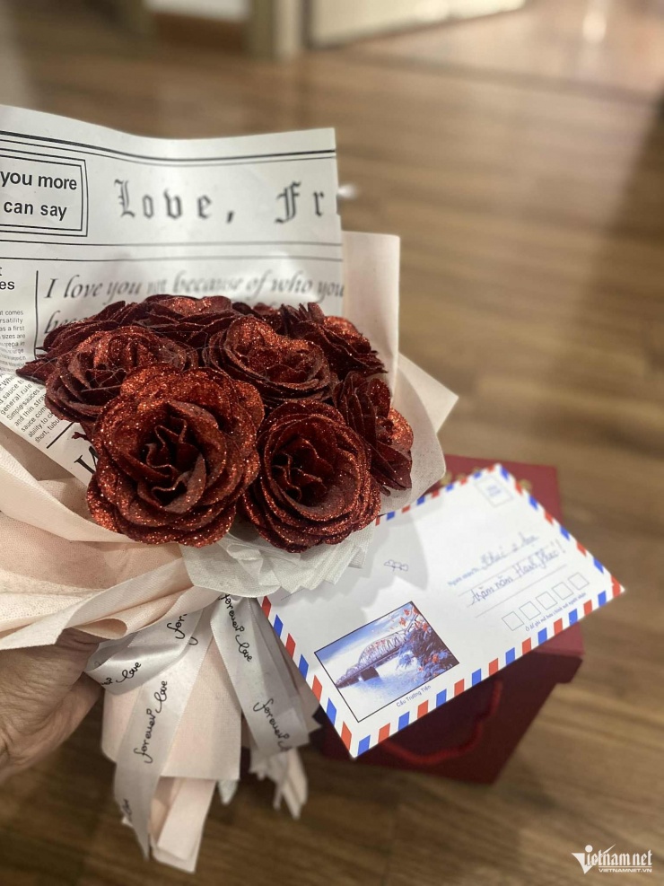 Mừng cưới bạn thân 5 triệu, cô gái sững sờ khi mở phong bì mừng từ bạn sau 2 năm. Ảnh minh họa