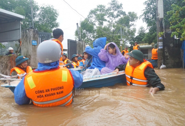Lực lượng quân đội, công an hỗ trợ sơ tán người dân khu vực Mẹ Suốt