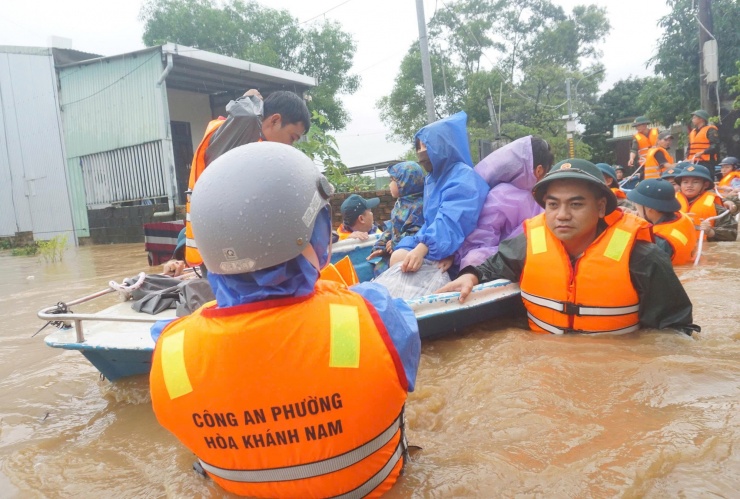 Hàng trăm người phải sơ tán do ngập sâu hơn 1m