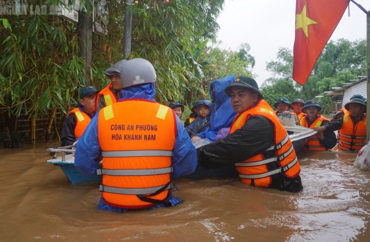 Lực lượng chức năng đưa xuồng xuống khu dân cư để hỗ trợ sơ tán
