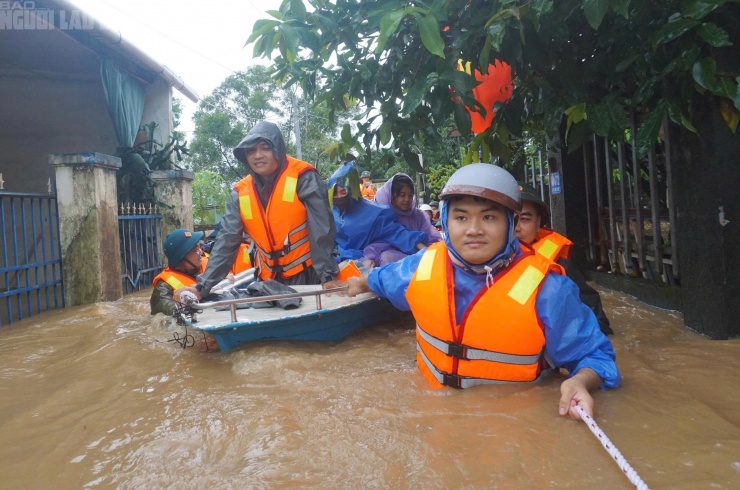Tại tổ dân phố 37, khoảng hơn 100 hộ bị ngập sâu