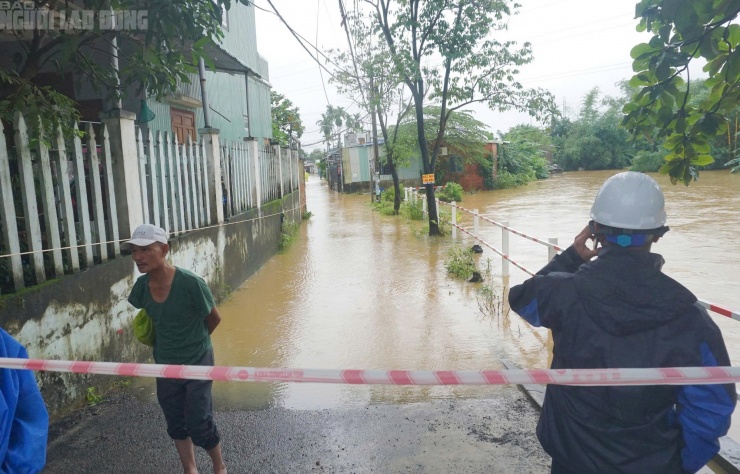 Phường Hòa Khánh chốt chặn, ngăn không cho người dân vào khu ngập sâu