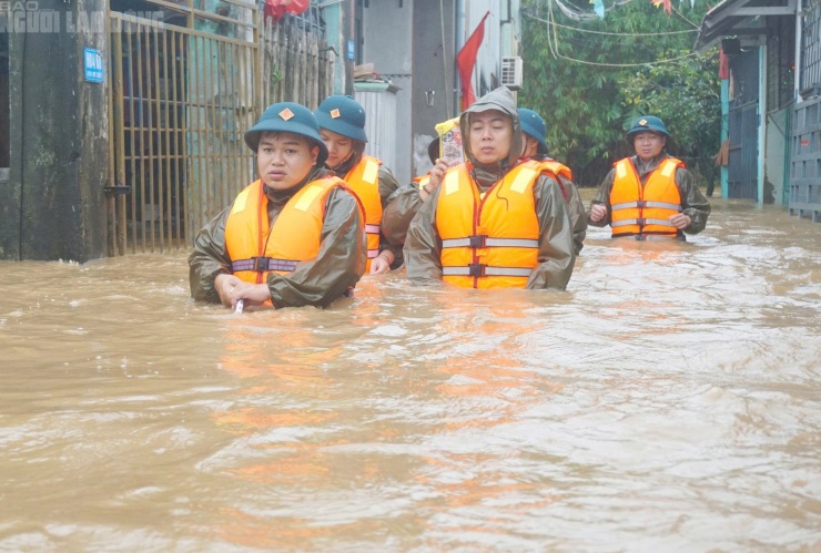 Nhiều khu vực nước ngập sâu, chảy xiết