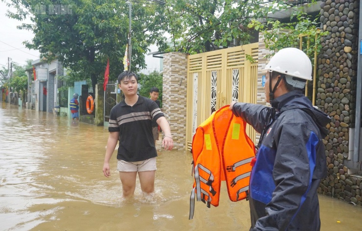 Ông Nguyễn Bé, tổ trưởng dân phố 37 phát áo phao cho người dân