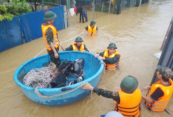 Hỗ trợ đưa xe máy của người dân ra khỏi khu vực ngập