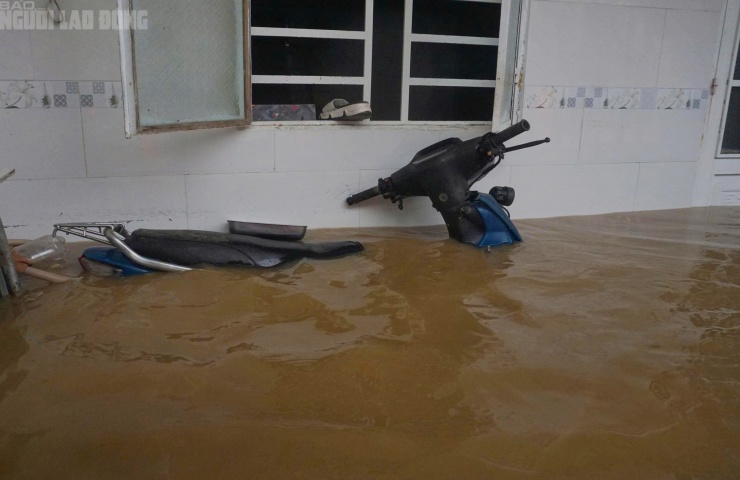 Một chiếc xe máy ngập gần hết