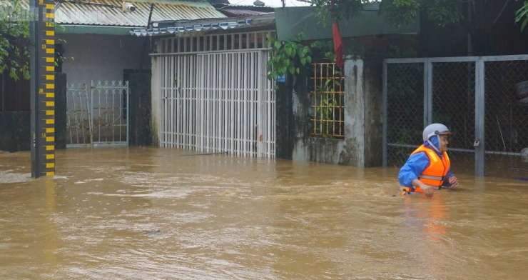Lực lượng công an phường đến từng nhà kiểm tra, nhắc nhở người dân sơ tán đến nơi an toàn