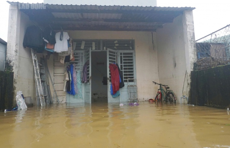 Một nhà dân bị ngập nặng