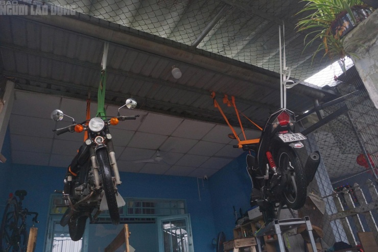 Xe máy được treo lên để chống ngập