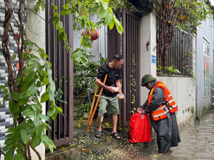 Phát các suất ăn tận nhà cho các hộ dân trong sáng 3-11
