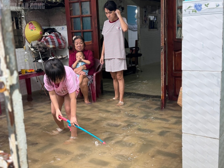 Đến hơn 9 giờ, vẫn còn nhiều nhà ở khu vực này ngập nước