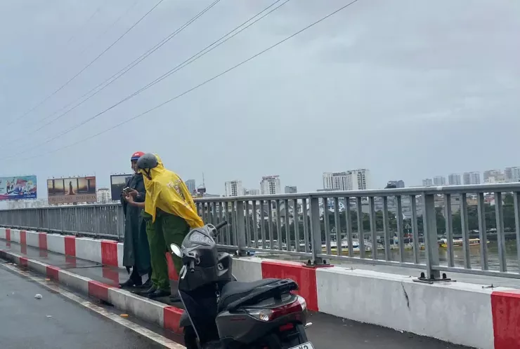 Tài xế taxi công nghệ dùng vật nhọn cứa cổ rồi rớt xuống sông Sài Gòn.