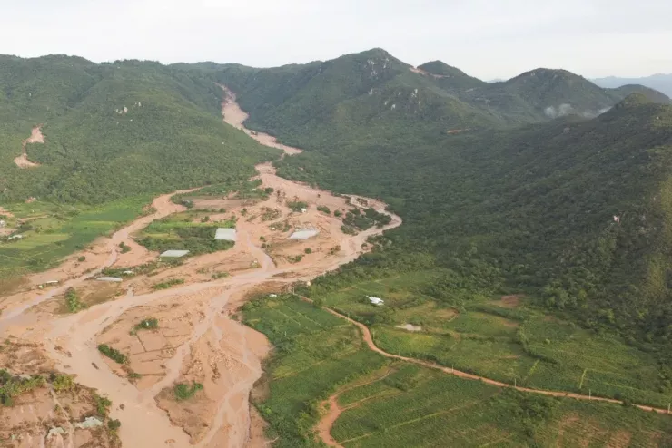 Dòng nước khổng lồ từ trên núi đổ xuống cuốn phăng nhiều tài sản của người dân trong chớp mắt.