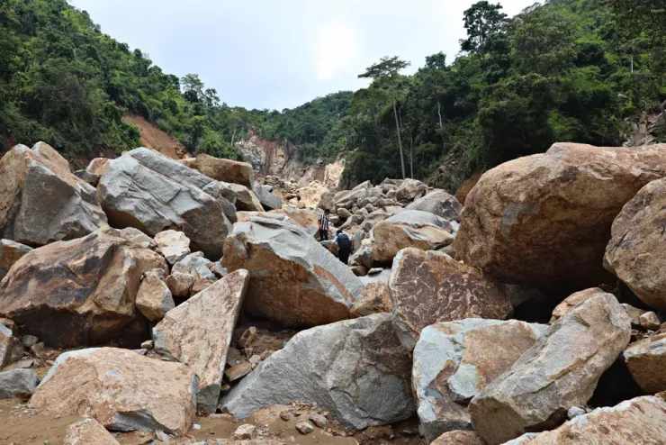 Sáng 3-11, PV PLO tiếp cận đỉnh núi Tân Lai, nơi bể hồ nước chứa 120.000m3 tống thẳng xuống khu dân cư thôn 2 xã Tuy Phong cách đó hơn 5km.