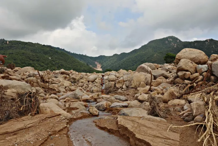 Hàng trăm ngàn khối đá bị sức nước cuốn xuống hạ nguồn khu dân cư thôn 2 tối 1-11.