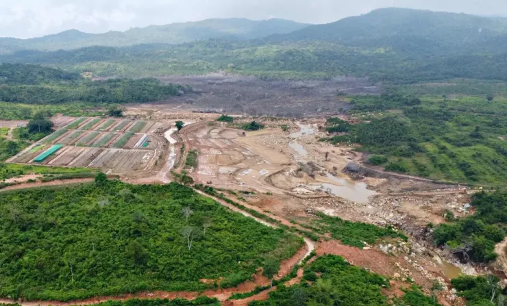 Hồ nước rộng 20ha của Công ty Trang trại Việt Phong Phú nhưng theo Giấy phép xây dựng số 117 ngày 6/6/2025 được UBND huyện Tuy Phong, tỉnh Bình Thuận cũ cấp thì hồ nước chỉ có diện tích 1.400m2. Lãnh đạo Sở Nông nghiệp và Nông thôn Lâm Đồng cho biết, qua rà soát Công ty trên các hạng mục xây dựng đều được cấp phép như nhà cửa, ao, chuồng..., riêng hạng mục hồ chưa được cấp phép.