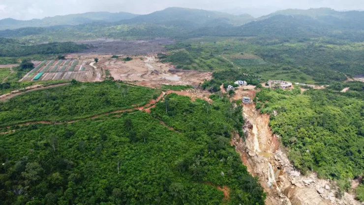 Tại buổi làm việc chủ tịch UBND tỉnh Lâm Đồng với lãnh đạo xã Tuy Phong ngày 2-11, ông Nguyễn Hà Lộc, Phó Giám đốc Sở Nông nghiệp và Môi trường tỉnh thông tin: Hồ bị vỡ có diện tích mặt nước hơn 20ha, sâu nhất từ 5-6m, dung tích khoảng 900.000m3.