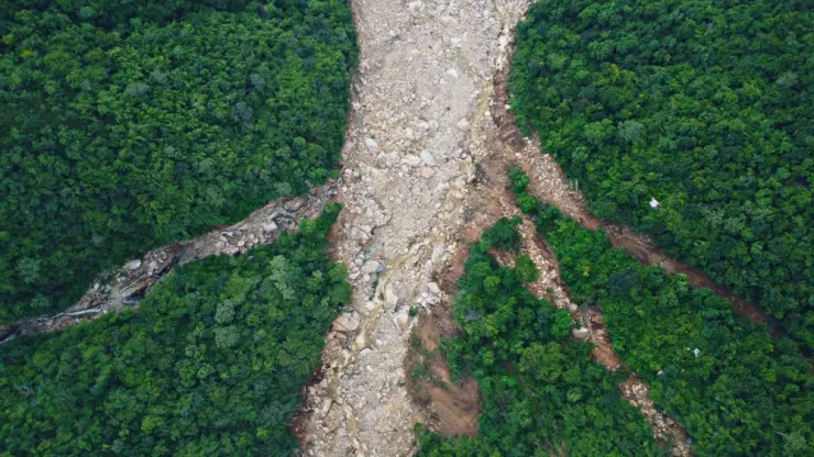 Điểm sạt lở hồ này dựng, hồ chính có khối lượng nước 120.00m3 tống xuống theo quán tính cực kỳ khủng khiếp.